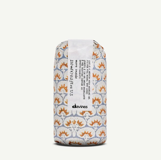 Questo è un Gel Tenuta Media Gel a tenuta media per texture ad effetto bagnato